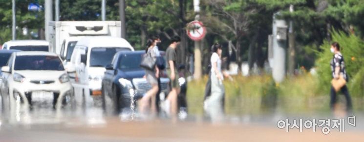 서울 낮 최고기온이 32도까지 상승하며 서울과 경기 일부, 광주, 전남지역 곳곳에 폭염주의보가 발령된 2일 서울 여의도에서 아지랑이가 피어오르고 있다./강진형 기자aymsdream@
