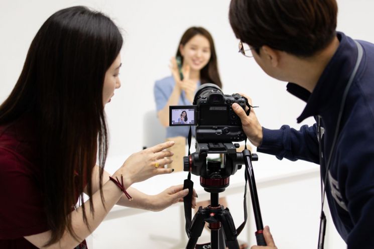 디밀 직원들이 사옥 지하 1층에 위치한 스튜디오에서 라이브커머스를 준비하고 있다. [사진제공 = 디밀]