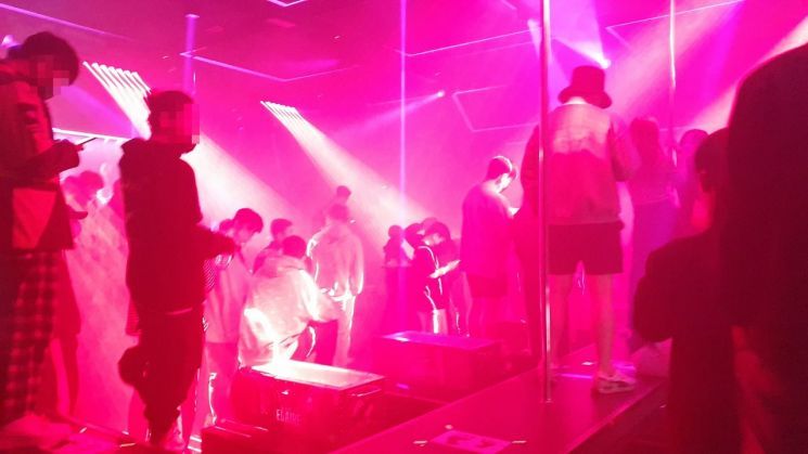 서울서 원정 온 감성주점 발 등 부산서 28명 추가 확진