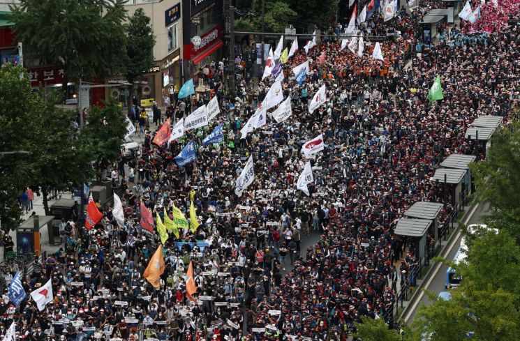 지난 7월3일 서울 종로구 종로3가에서 민주노총 조합원들이 노동법 전면 개정 등을 요구하며 전국노동자대회를 열었다. [이미지출처=연합뉴스]