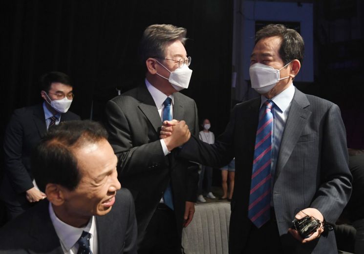 더불어민주당 대선 경선 예비후보인 이재명 경기도지사(가운데)와 정세균 전 국무총리가 3일 오후 서울 여의도 KBS에서 열린 첫 합동 토론회에 참석, 인사하고 있다. / 사진=연합뉴스