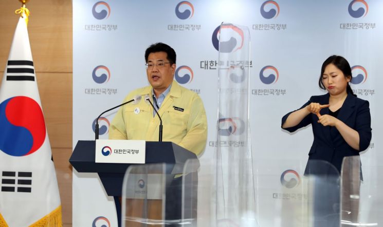 손영래 중앙사고수습본부 전략기획반장(보건복지부 대변인)이 4일 정부서울청사에서 코로나19 중대본 회의 결과 브리핑을 하고 있다. / 사진=연합뉴스