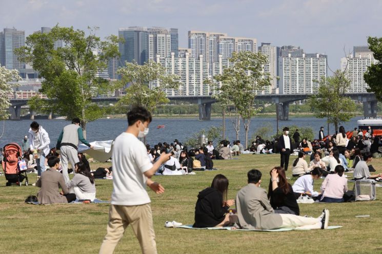 서울 여의도 한강공원에서 시민들이 휴일 나들이를 즐기고 있다. / 사진=연합뉴스
