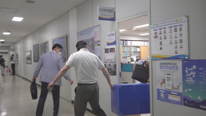 전남 경찰 수산관들이 진도군청 진도항만개발과 등 5개 부서 사무실을 압수수색을 했다. / ⓒ 아시아경제
