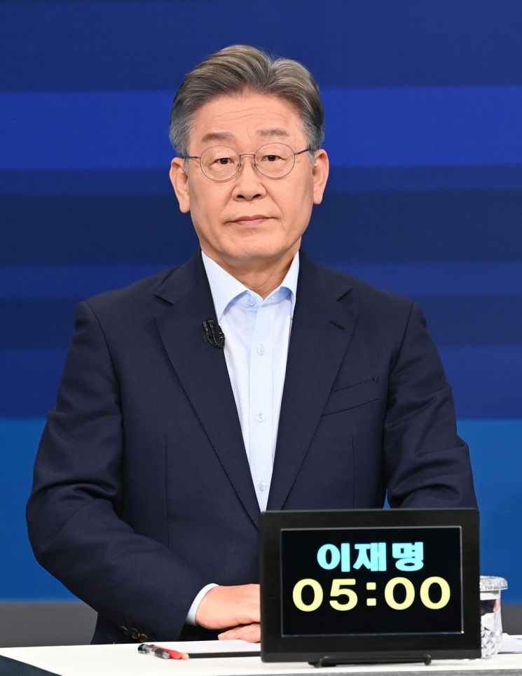 더불어민주당 대선 예비후보자인 이재명 경기지사가 5일 서울 마포구 JTBC 스튜디오에서 합동 TV토론을 준비하고 있다. /사진=연합뉴스