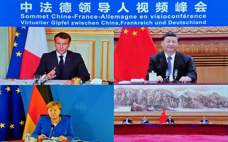 시진핑(위 오른쪽) 중국 국가주석이 지난 5일(현지시간) 베이징에서 에마뉘엘 마크롱(위 왼쪽) 프랑스 대통령, 앙겔라 메르켈(아래 왼쪽) 독일 총리와 화상 회담을 하고 있다. [이미지출처=연합뉴스]
