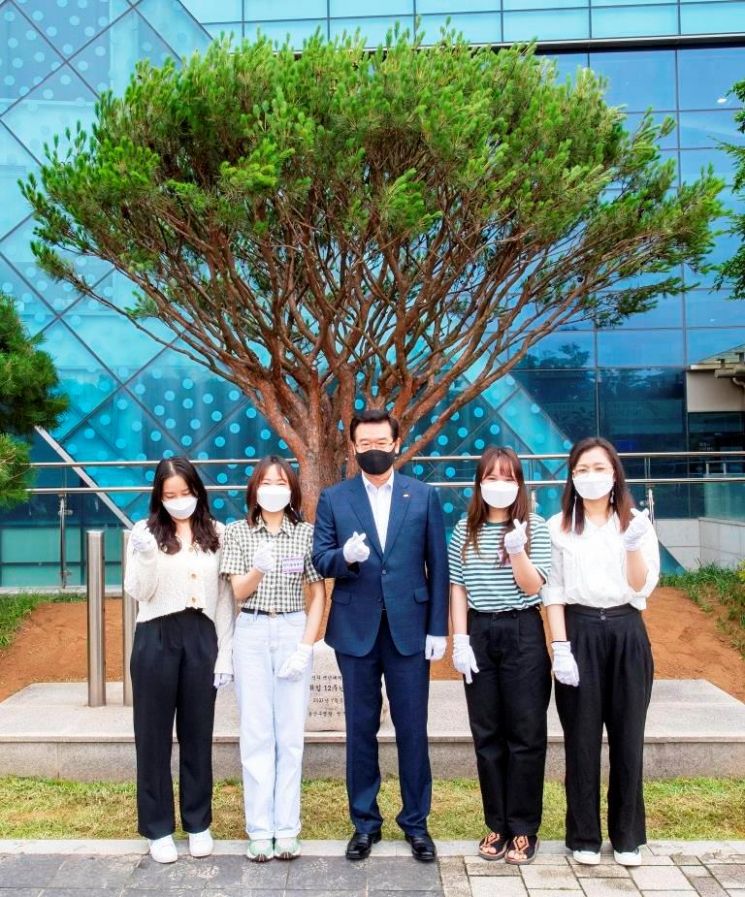 성장현 용산구청장이 5일 구청 광장에서 민선 7기 3주년 기념식수를 하고 베트남 퀴논시 유학생들과 포즈를 취했다