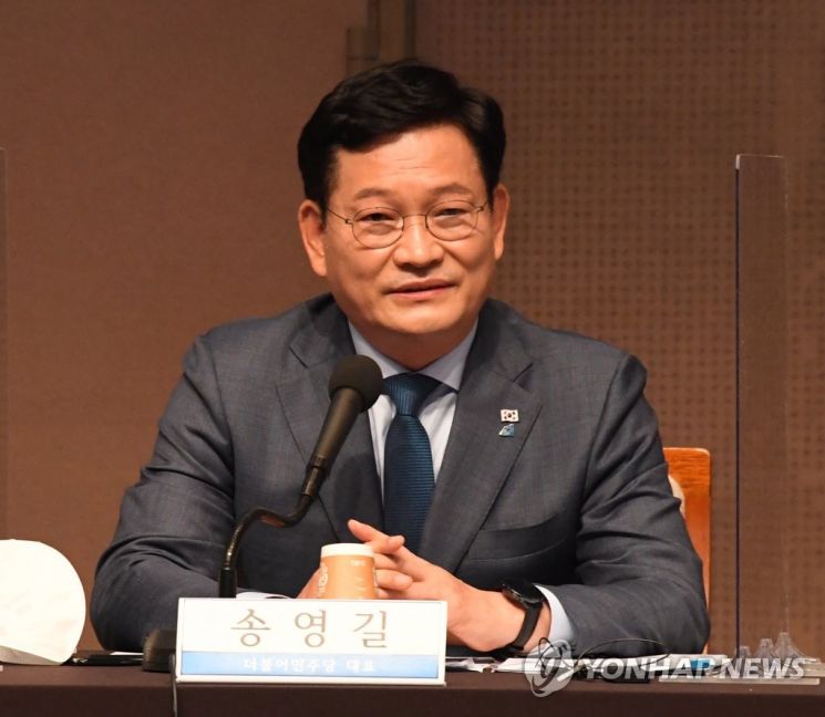 송영길 더불어민주당 대표가 5일 오전 서울 프레스센터에서 열린 관훈토론회에 참석, 질의에 답변하고 있다. [이미지출처=연합뉴스]