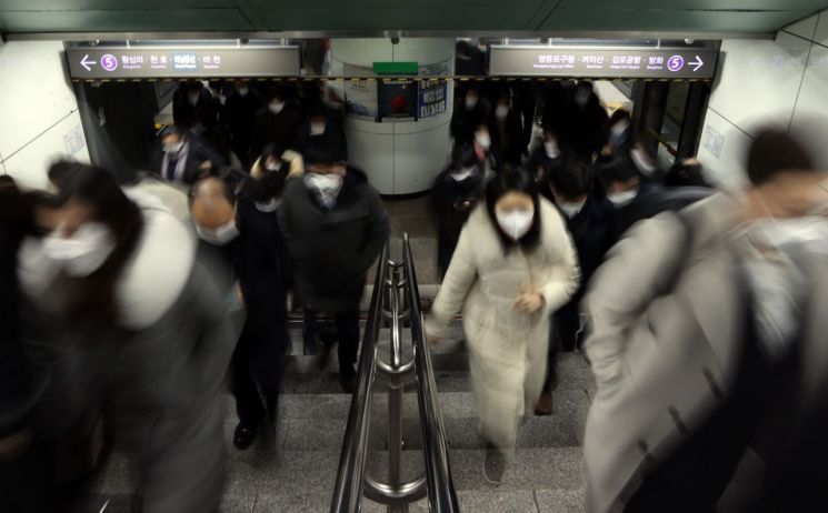 지난해 12월17일 오전 서울 지하철 5호선 광화문역에서 시민들이 마스크를 착용한 채 출근하고 있다. 사진은 기사 중 특정 표현과 관계없음. [이미지출처=연합뉴스]
