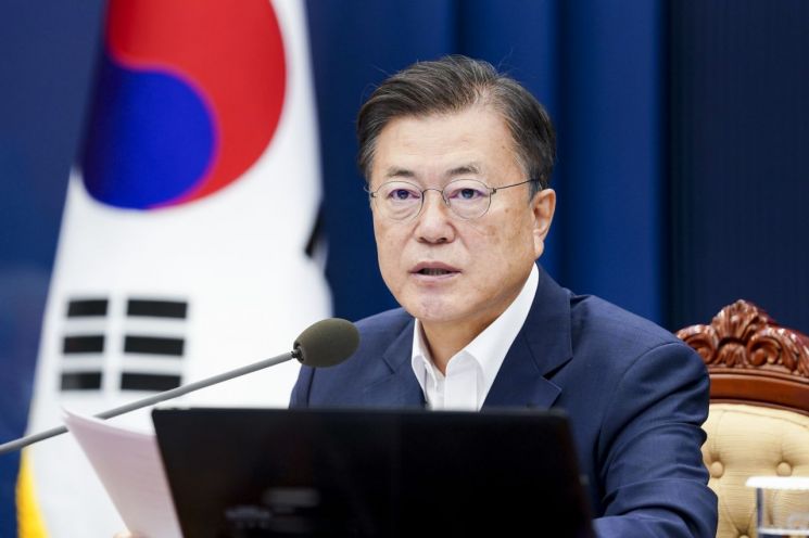 [속보] 文대통령 "방역 긴장 최고로 높여 '짧고 굵게' 상황 조기 타개"