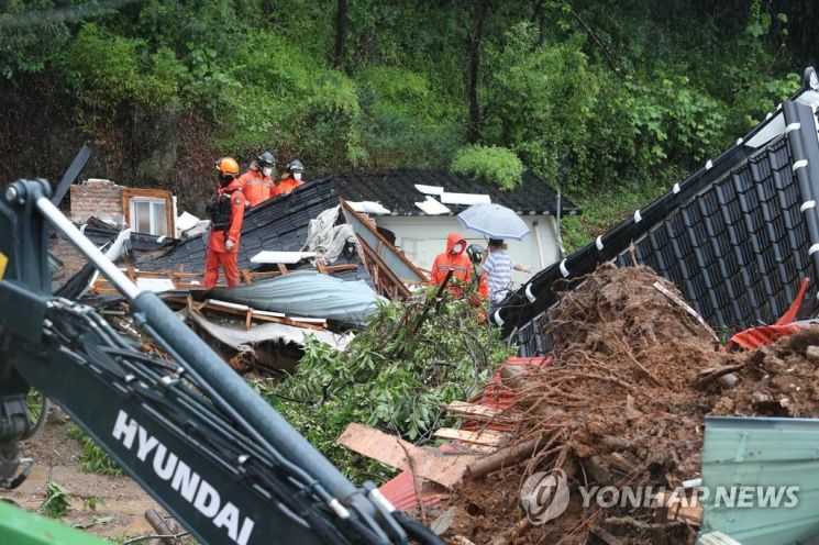 6일 오전 전남 광양시 진상면의 한 마을에서 산사태로 주택이 매몰돼 구조작업이 진행중이다. 이날 사고로 주택에 있던 80대가 실종돼 구조작업을 벌이고 있다. 사진=연합뉴스