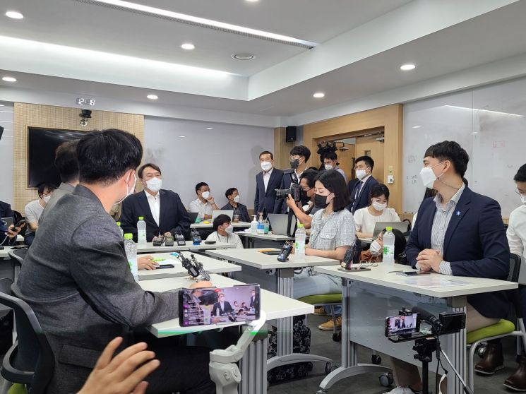 윤석열 전 검찰총장이 6일 오후 대전시 유성구 어은동 카이스트에서 학생들을 만나 탈원전 정책에 관한 의견을 나누고 있다. /사진= 박준이 기자