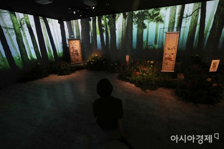 6일 서울 종로구 국립고궁박물관에서 특별전 ‘안녕, 모란’ 언론공개회가 열렸다. 모란꽃을 매개로 조선왕실 문화를 살펴보는 이번 전시에서는 창덕궁 활옷, 모란도 병풍, 궁궐 그릇 등 모란꽃을 담은 유물 120여 점을 관람할 수 있다. /문호남 기자 munonam@