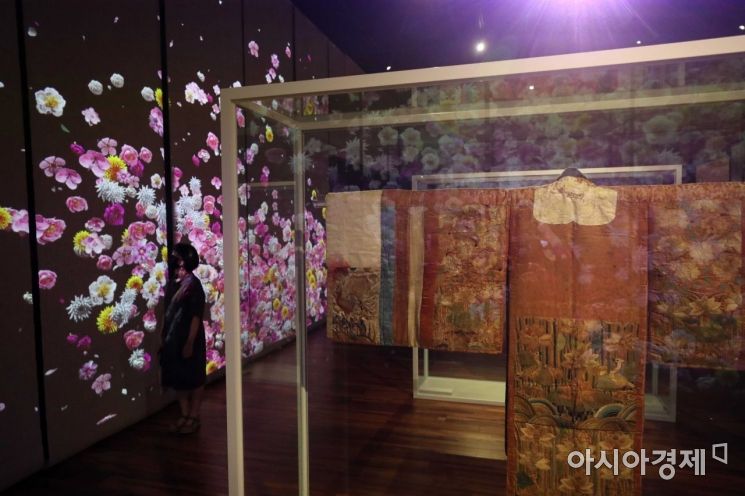 6일 서울 종로구 국립고궁박물관에서 특별전 ‘안녕, 모란’ 언론공개회가 열렸다. 모란꽃을 매개로 조선왕실 문화를 살펴보는 이번 전시에서는 창덕궁 활옷, 모란도 병풍, 궁궐 그릇 등 모란꽃을 담은 유물 120여 점을 관람할 수 있다. /문호남 기자 munonam@