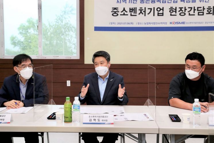 6일 함양에서 열린 현장 간담회에서 김학도 이사장이 발언하고 있다.