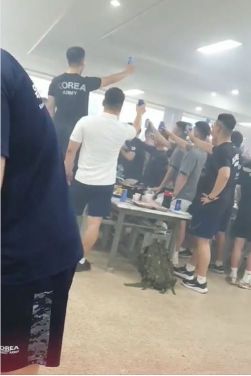 육군3사관학교 노마스크 삼겹살파티 모습. (출처=육군훈련소 대신 전해드립니다 페이스북.)