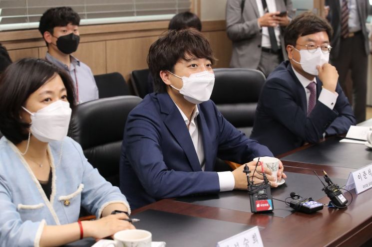 이준석 국민의힘 대표(가운데) / 사진=연합뉴스