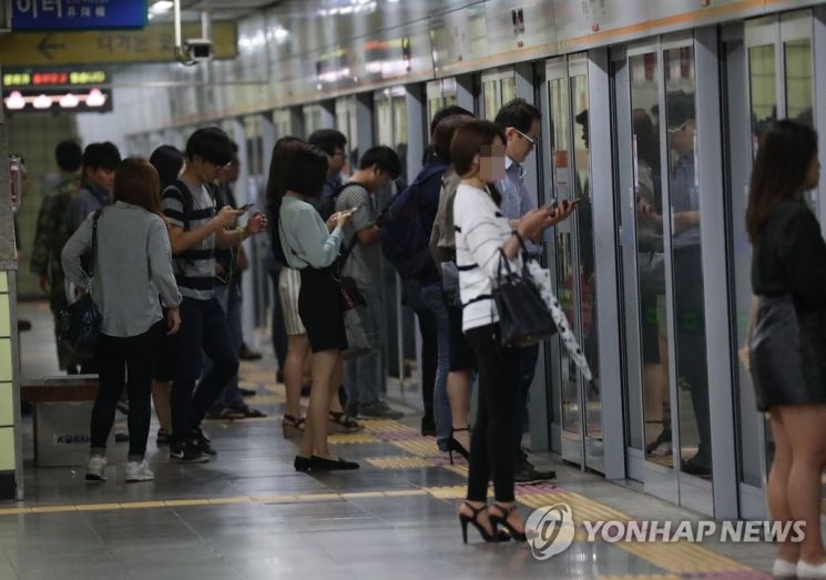 쓰러진 여성 도와주면 성추행범?…'젠더갈등'으로 번진 논쟁