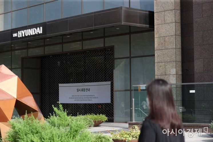 7일 코로나19 집단감염이 발생한 서울 강남구 현대백화점 무역센터점에 임시 휴점 안내문이 설치돼 있다. 서울시에 따르면 무역센터점 직원 2명이 지난 4일 처음 확진된 이후 직원과 지인 등이 잇따라 감염됐다. 관련 확진자는 총 47명이다. /문호남 기자 munonam@