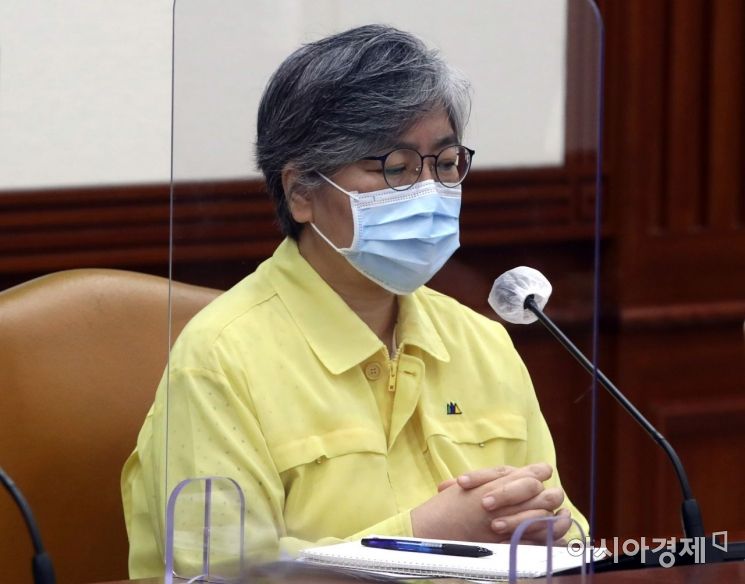 "의료진들 고기 사줘라" 정은경 '짠한 업무추진비'…폭염 속 이중고 버티는 '코로나 영웅'들