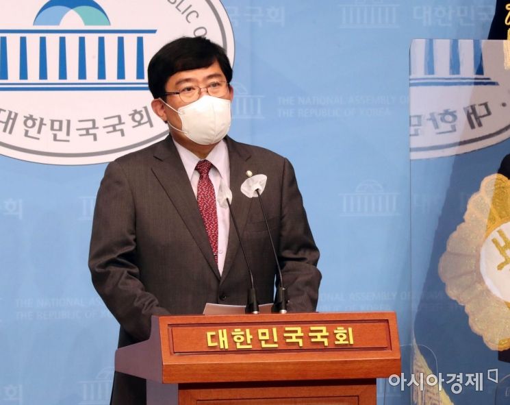 윤창현 국민의힘 의원이 7일 국회 소통관에서 금융감독원 혁신방향 관련 기자회견을 하고 있다./윤동주 기자 doso7@