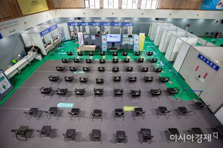 하반기 코로나19 백신접종이 이어지고 있는 7일 서울 서대문구백신접종센터가 한산한 모습을 보이고 있다./강진형 기자aymsdream@