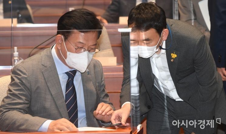 송영길 더불어민주당 대표가 7일 국회에서 열린 정책의원총회에 참석, 회의 시작에 앞서 김용민 최고위원과 자료를 살펴보고 있다./윤동주 기자 doso7@