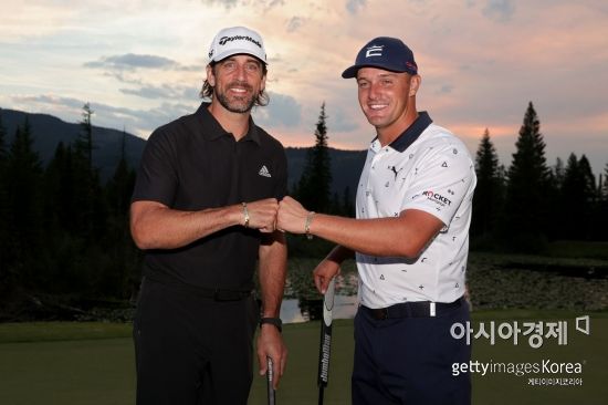 디섐보 "480야드 장타 봤어?"… 2대2 매치서 미컬슨 제압