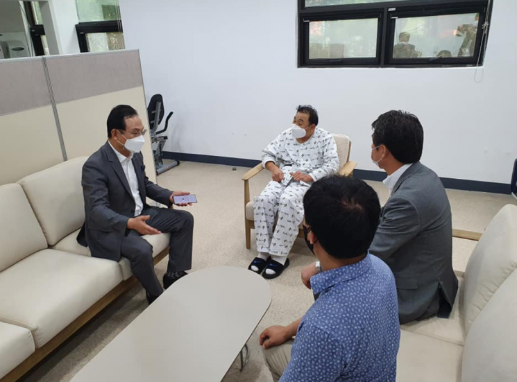 이봉주 선수가 박상돈 천안시장과 함께 대화를 나누고 있다. 사진=박 시장 페이스북 화면 캡처.