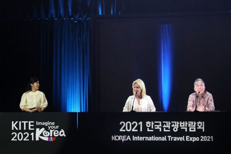 2021 한국관광박람회에서 패널들이 토론회를 하는 모습.