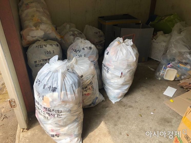 서울대학교 관악학생생활관(기숙사)의 쓰레기장 모습. 사진=김소영 기자 sozero815@asiae.co.kr