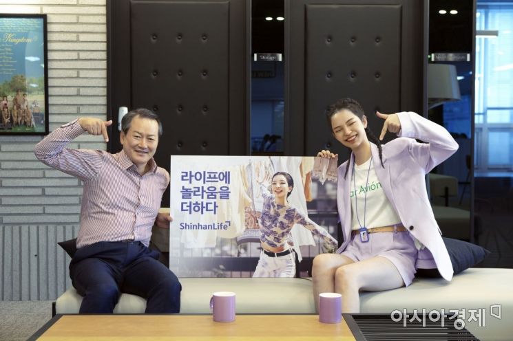 성대규 신한라이프 대표이사와 가상인간 로지 (사진제공 : 신한라이프)