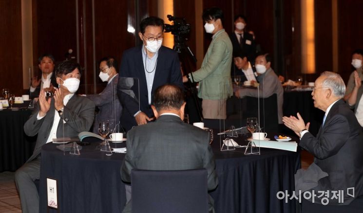[포토]강연 위해 이동하는 김태유 교수