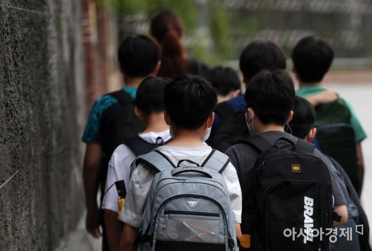 수도권을 중심으로 코로나19 확산세가 거세지고 있는 8일 서울 시내 한 초등학교에서 학생들이 등교하고 있다. /문호남 기자 munonam@