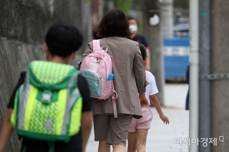 수도권을 중심으로 코로나19 확산세가 거세지고 있는 8일 서울 시내 한 초등학교에서 학생들이 등교하고 있다. /문호남 기자 munonam@