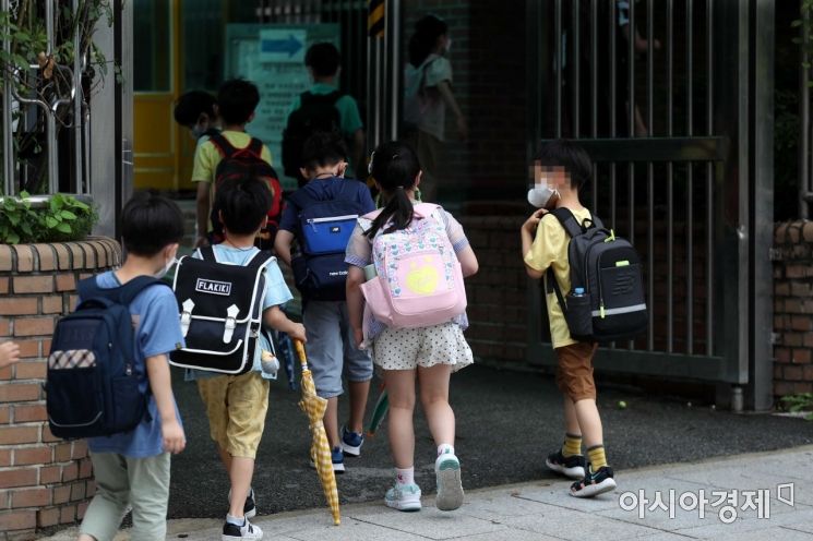수도권을 중심으로 코로나19 확산세가 거세지고 있는 8일 서울 시내 한 초등학교에서 학생들이 등교하고 있다. /문호남 기자 munonam@