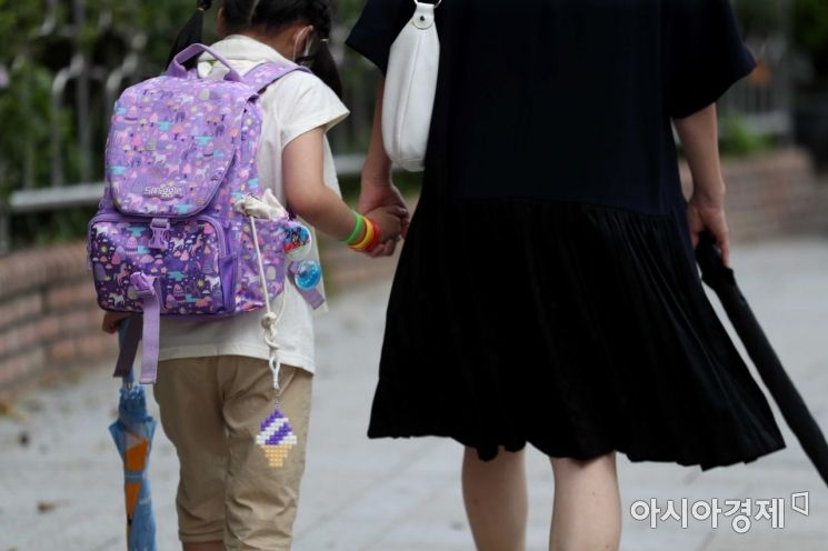 수도권 거리두기 4단계 격상 전인 지난 7월8일 서울 시내 한 초등학교에서 학생들이 등교하고 있다. /문호남 기자 munonam@