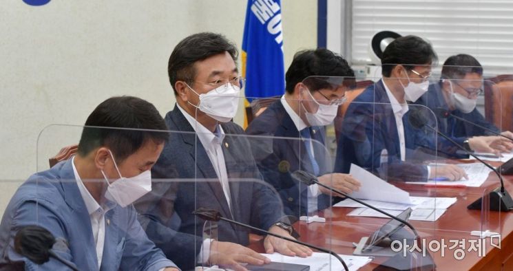 윤호중 더불어민주당 원내대표가 8일 국회에서 열린 정책조정회의에 참석, 모두발언을 하고 있다./윤동주 기자 doso7@