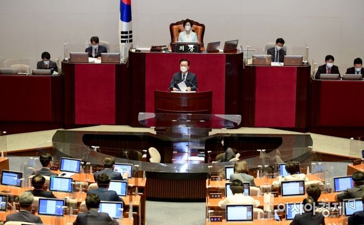 김부겸 국무총리가 8일 국회에서 2차 추경안 관련 시정연설을 하고 있다./윤동주 기자 doso7@