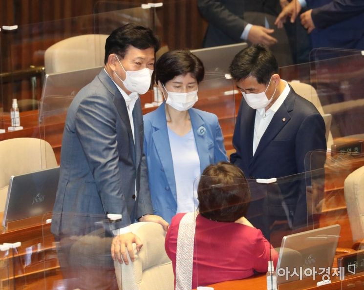 송영길 더불어민주당 대표가 8일 국회 본회의에서 열린 2차 추가경정예산(추경)안 관련 시정연설을 앞두고 동료 의원들과 이야기를 나누고 있다./윤동주 기자 doso7@