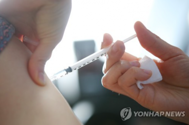 한 시민이 코로나19 백신을 접종받고 있다. 사진은 기사 중 특정 표현과 무관. [이미지출처=연합뉴스]