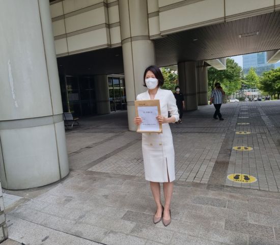 8일 재판 시작 전 원고 측 법률대리인인 법무법인 세림 소속 이하나 변호사가 브리핑에서 발언하고 있다.