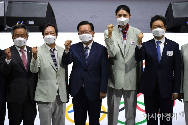 [포토]기념촬영하는 도쿄올림픽 선수단과 김부겸 총리