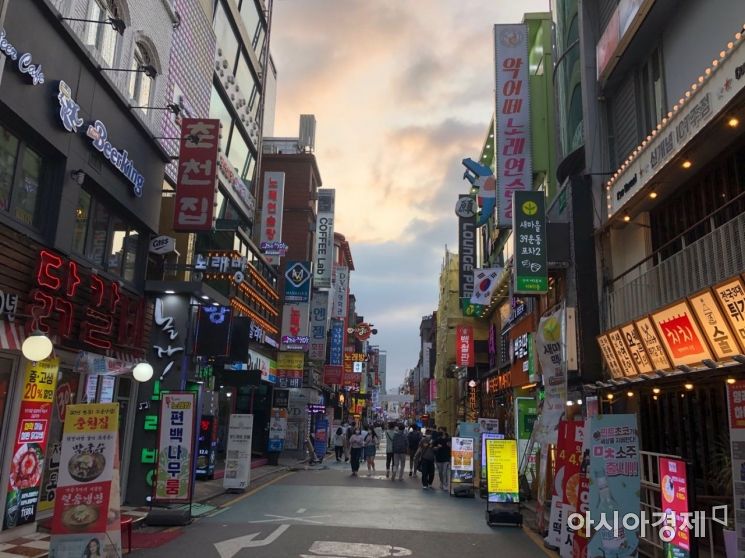 8일 저녁 7시께 '건대 맛의 거리'. 저녁 시간임에도 불구하고 한산한 모습을 보인다. 사진=박현주 기자 phj0325@