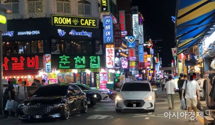 8일 오후, 서울 광진구 화양동에 있는 '건대 맛의거리' 사진=박현주 기자 phj0325@