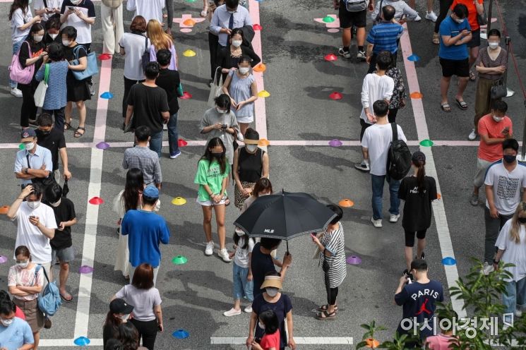 서울 강남구보건소에 마련된 선별진료소를 찾은 시민들이 검사를 받기 위해 줄을 서고 있다./강진형 기자aymsdream@