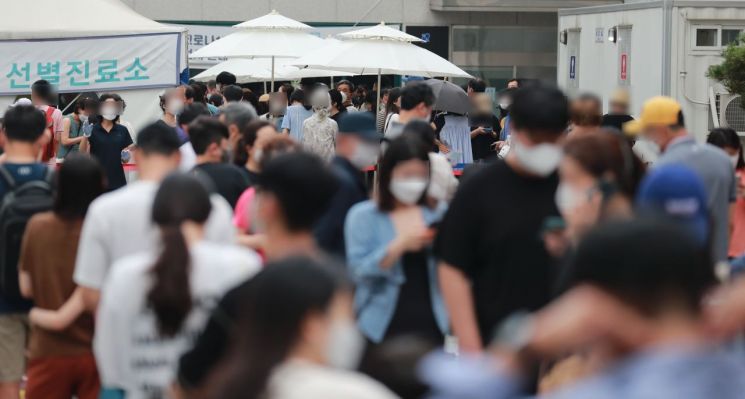 9일 오전 서울 강남구 보건소 선별진료소를 찾은 시민들이 신종 코로나바이러스 감염증(코로나19) 검사를 위해 차례를 기다리고 있다. 사진은 기사 중 특정 표현과 무관. [이미지출처=연합뉴스]