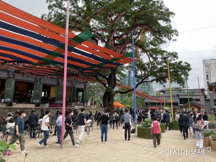 고(故) 박원순 전 서울시장의 1주기 추모제가 열린 9일 서울 종로구 조계사 대웅전 앞뜰. 추모하기 위해 시민들이 자리하고 있다. /사진=강주희 기자 kjh818@asiae.co.kr