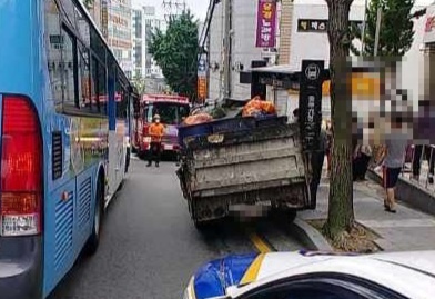 부산 해운대구 제송동 우체국 앞 버스 정류소에서 50대 여성이 자신의 화물차량을 몸으로 막다가 숨지는 사고가 발생했다.[이미지출처=부산경찰청]