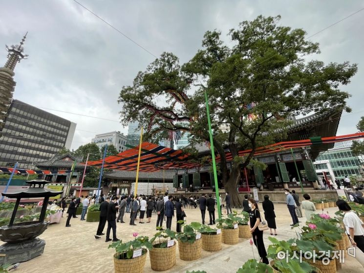 고(故) 박원순 전 서울시장의 1주기 추모제가 열린 9일 서울 종로구 조계사 대웅전 앞에서 시민들이 추모를 위해 자리하고 있다. /사진=강주희 기자 kjh818@asiae.co.kr